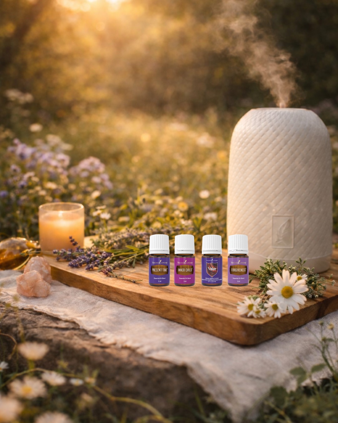 Aromaberatung mit Diffuser, Kerze und ätherischen Ölen in warmem Abendlicht